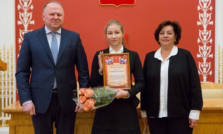 Н.Цуканов вручил дипломы победителям окружного конкурса сочинений «Я - гражданин России»